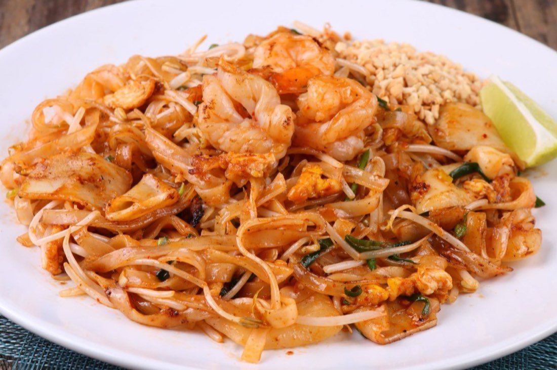 Pad thai servito nel piatto scuro