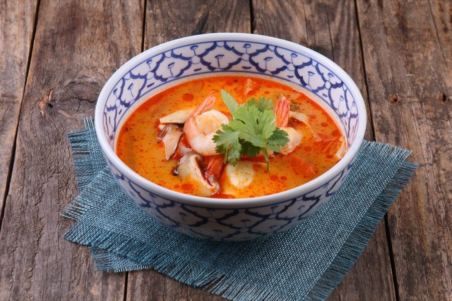 Zuppa tom yum con gamberi in ciotola thai